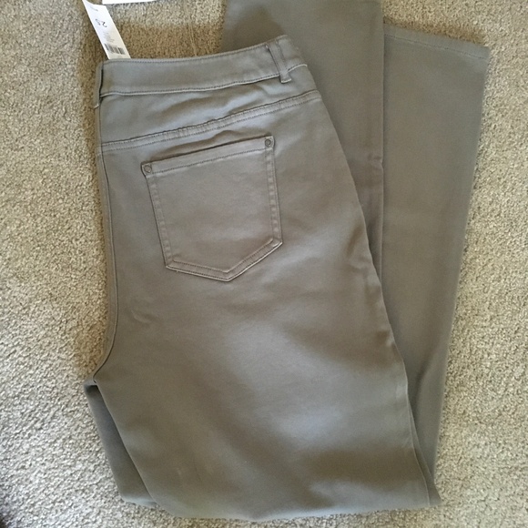 Platinum Chico’s size 2.5 (L/14) green fatigue color - Picture 2 of 4